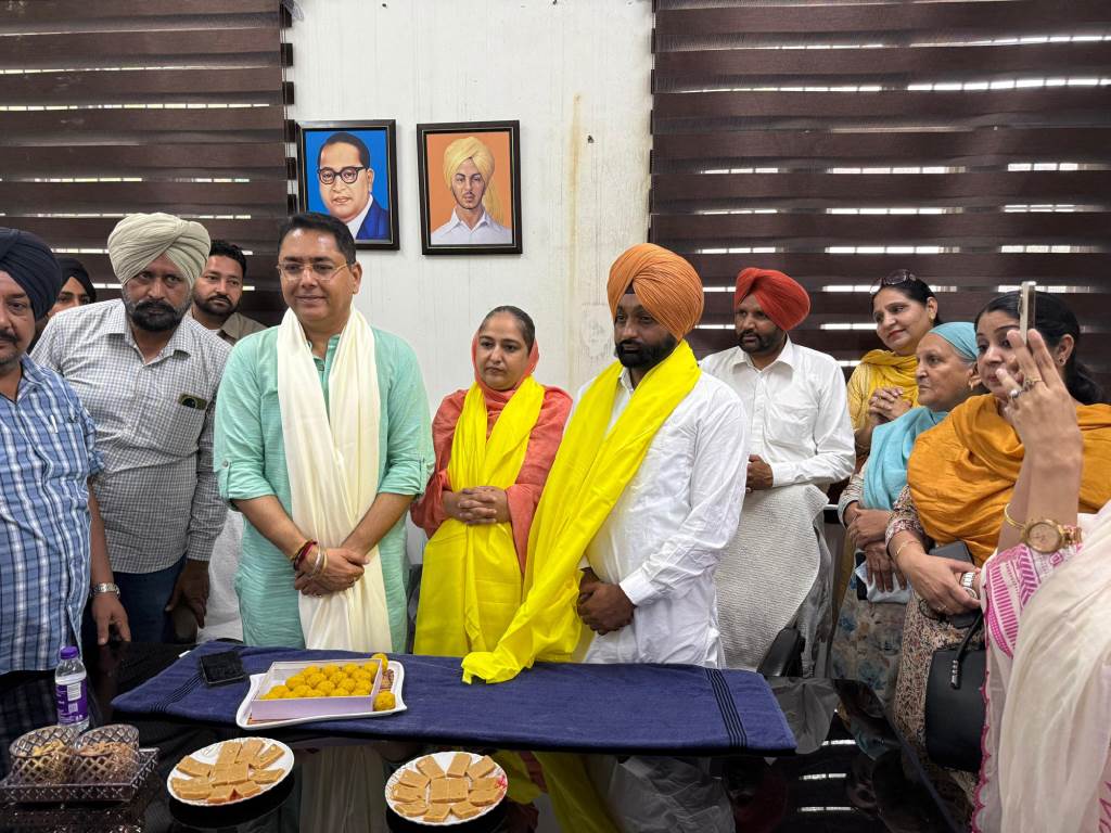 ब्लॉक समिति सुनाम2 की सर्वसम्मति से चुनी गई चेयरपर्सन नवदीप कौर संघरेड़ी और वाइस चेयरपर्सन दविंदर सिंह ने कैबिनेट मंत्री अमन अरोड़ा की मौजूदगी में संभाला पद